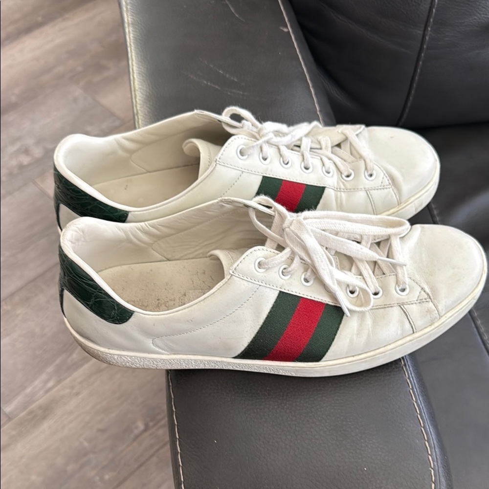 Gucci White and Green Leather Sneakers with Signature Stripes